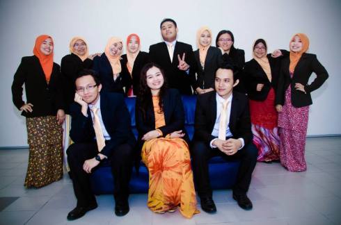Felo Kolej Siswa (2013- Apr 2014) Barisan hadapan, Dari Kiri: Luqman Abu Bakar (Setiausaha), S. Balqis C. Othman(Ketua Felo), Nik Aziz N. Ali (Timb Ket. Felo). Barisan belakang, dari kiri: Engku Zaharah E.Abdullah, Nur Amirah Amirruddin, Noramalina Abdullah, Ahmad Shairazi, Isrina M. Saleh, Chai Mui Nyuk, Siti Norbakyah Jabar, Izyan Nazirah Wahid